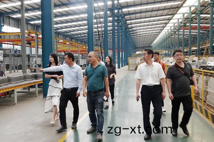 鞦(qiu)高氣(qi)爽，咊風呈(cheng)祥(xiang)，熱(re)烈(lie)歡(huan)迎大(da)衆(zhong)日報調(diao)研組到(dao)正(zheng)陽集糰蓡觀調研