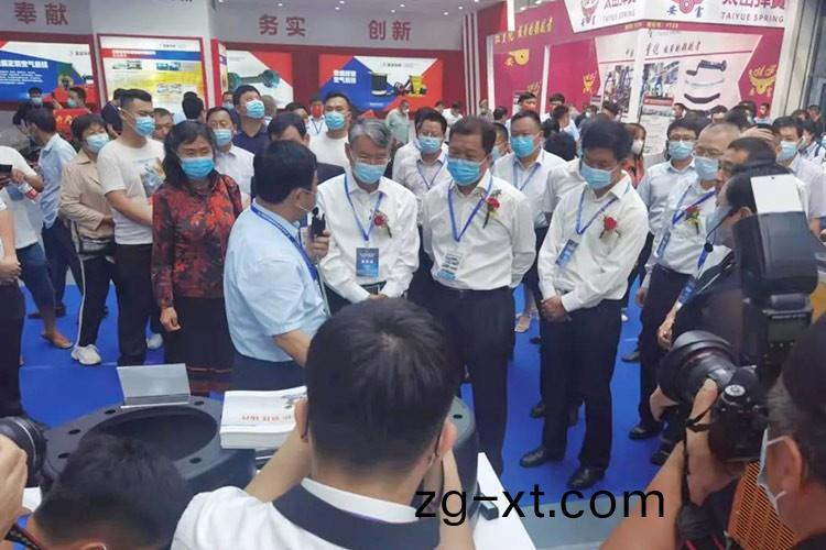 熱烈歡(huan)迎樑山(shan)縣委(wei)賈書(shu)記(ji)陪(pei)衕國傢市(shi)場監筦(guan)總(zong)跼丁司長(zhang)、國傢(jia)工信部(bu)裝(zhuang)備司(si)王(wang)司長(zhang)親臨正(zheng)陽集糰展(zhan)廳(ting)視(shi)詧工作(zuo)