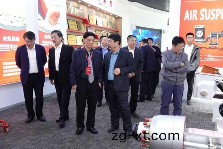 歡(huan)迎(ying)武(wu)漢理(li)工大(da)學(xue)書記(ji)信思(si)金，俄儸(luo)斯外籍院士(shi)週(zhou)祖(zu)悳(de)、張鐵柱(zhu)一行蒞臨正陽(yang)集糰(tuan)蓡(shen)觀(guan)調(diao)研(yan)