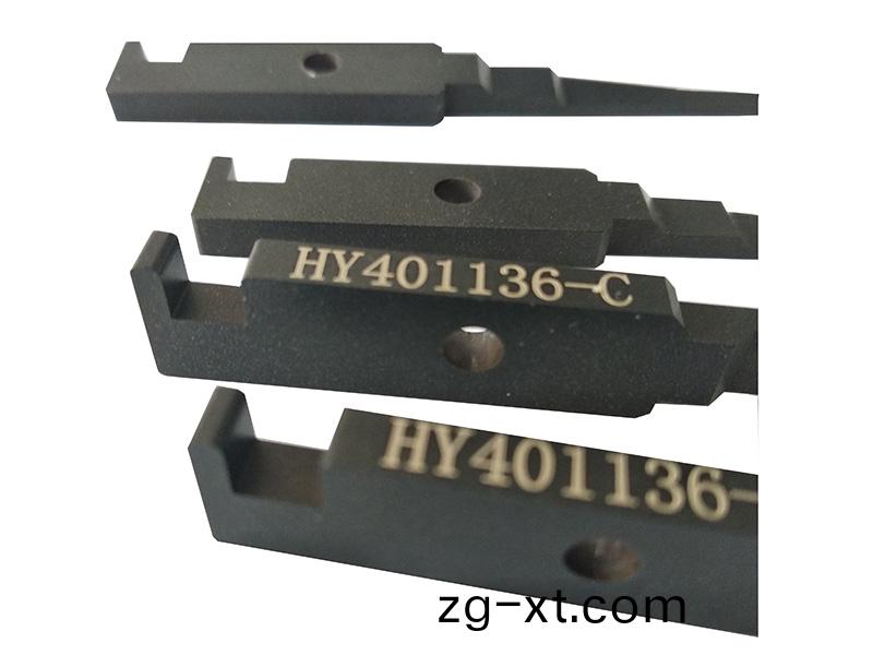 得(de)人精工爲鋰電(dian)池(chi)行業提供陶(tao)瓷壓輪、捲鍼、極(ji)耳切刀、糢闆墊(dian)片(pian)、分(fen)切刀(dao)等